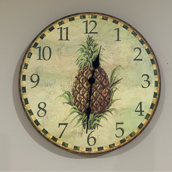 Pineapple Clock 🍍🕰️ - Picture 1 of 2